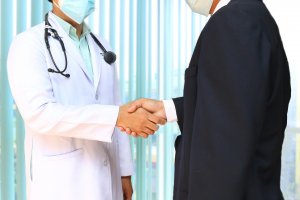 New-deal-médecins-poignée-de-mains-accord